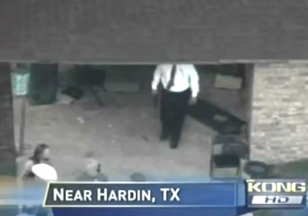 © Robert Rotifer Breaking News in Texas, Gartenhaus von oben auf Kong TV